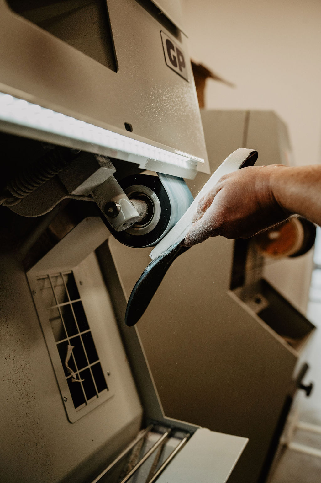 Close-up: eine Einlage wird an der Schleifmaschine bearbeitet